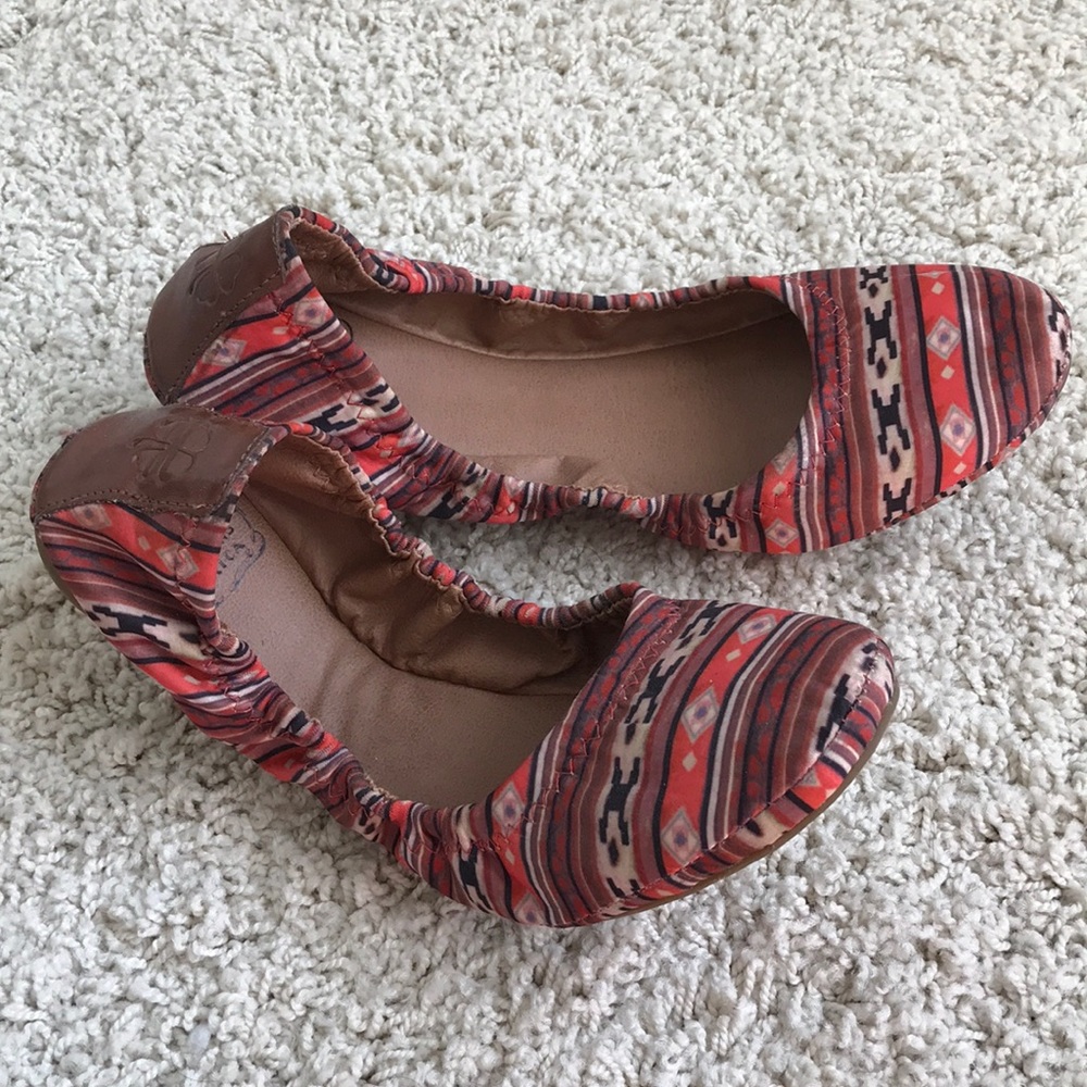 Lucky Brand Tribal slip on travel flats 8